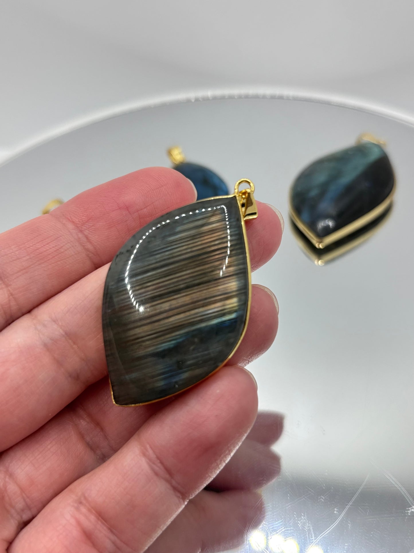 Flashy labradorite pendant necklace