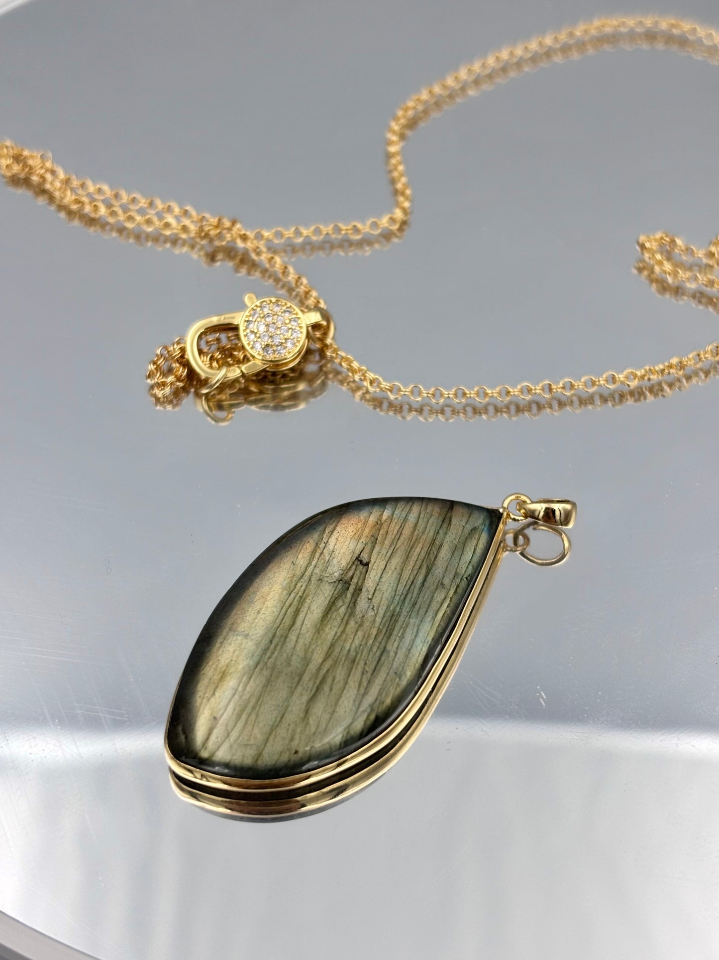 Flashy labradorite pendant necklace