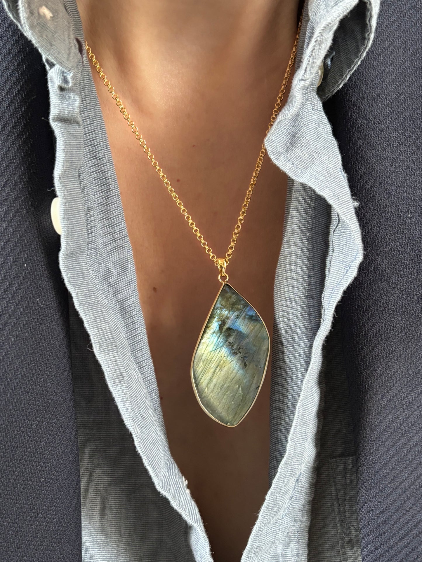 Flashy labradorite pendant necklace