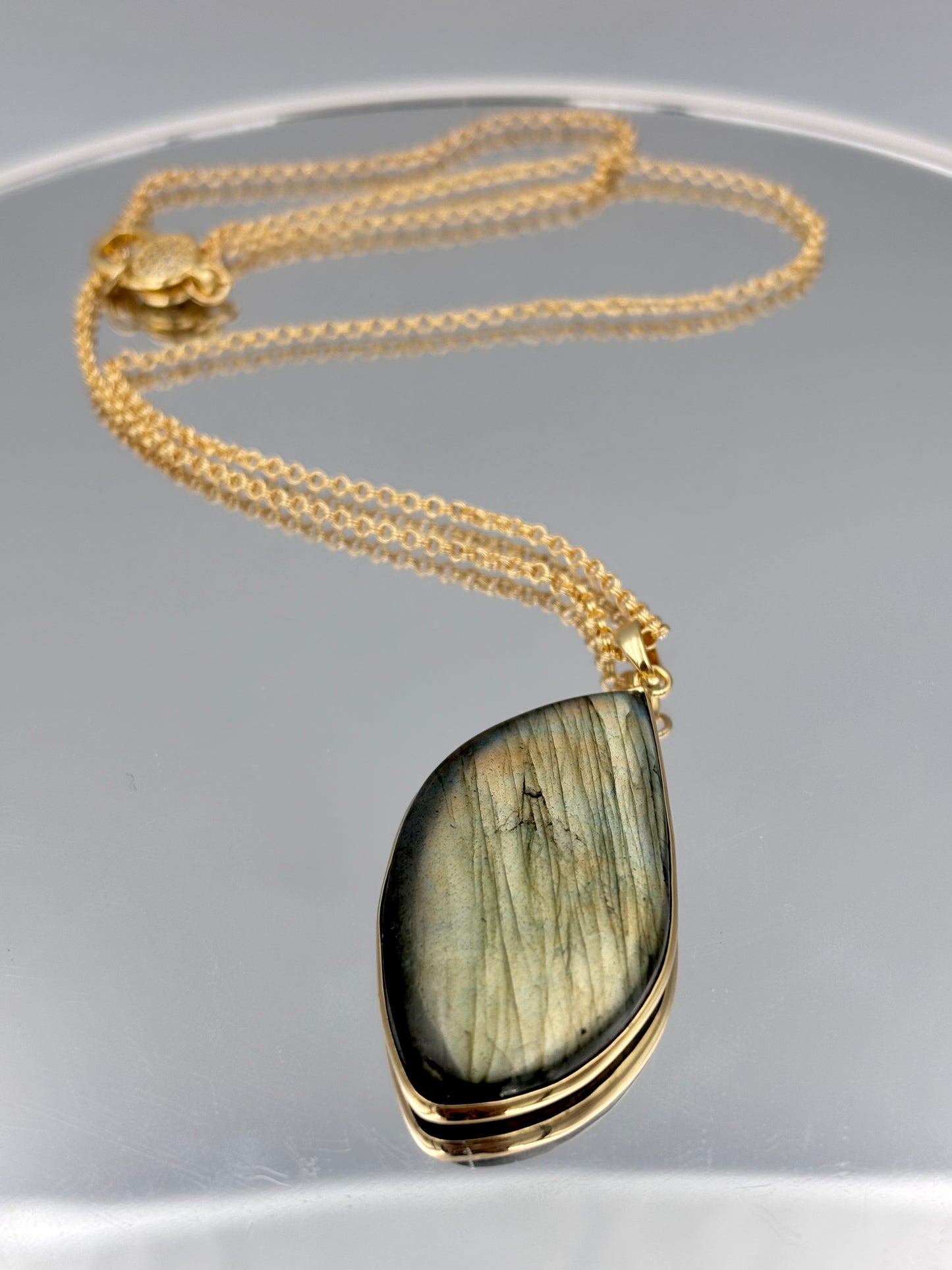 Flashy labradorite pendant necklace