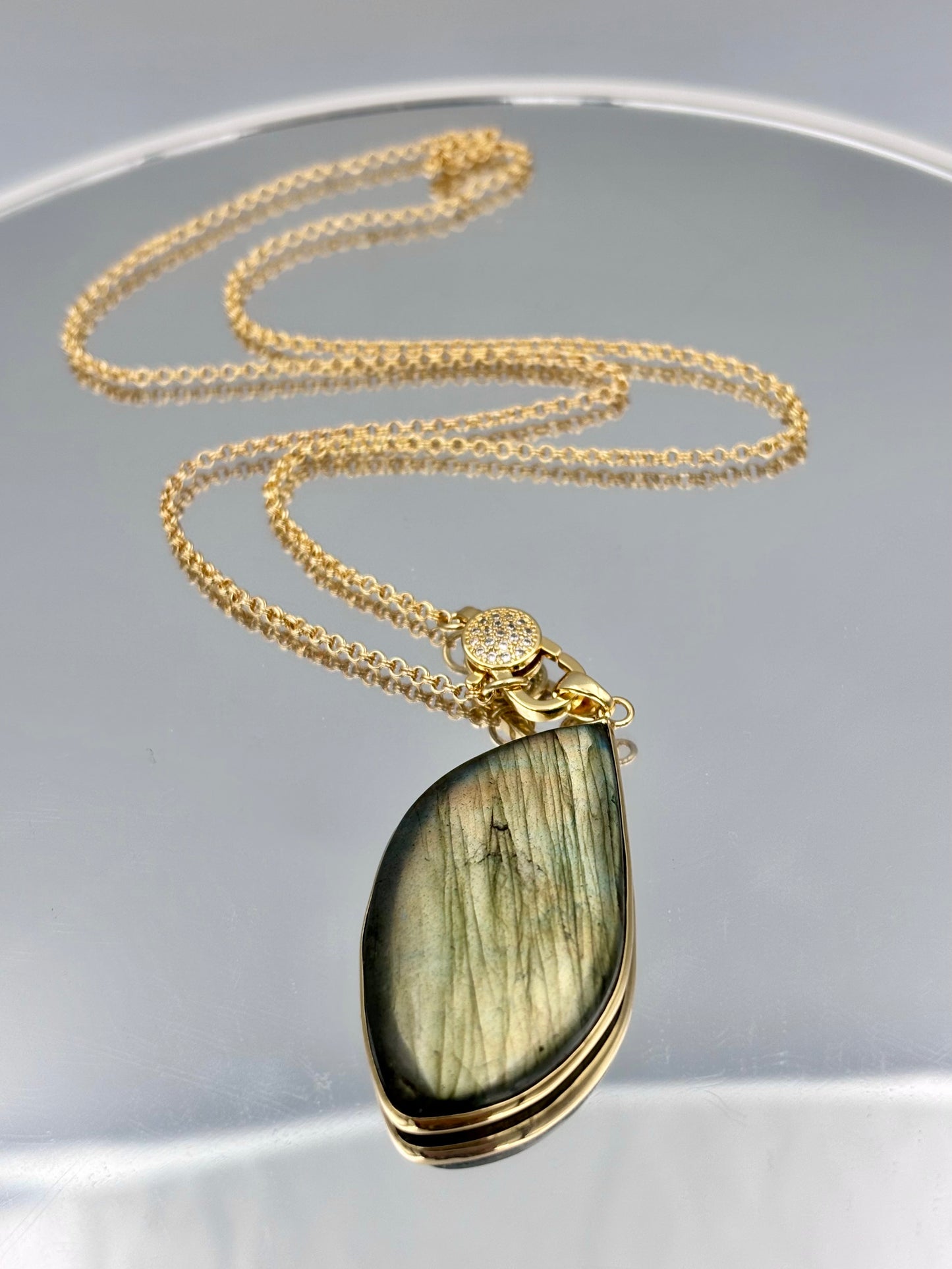 Flashy labradorite pendant necklace