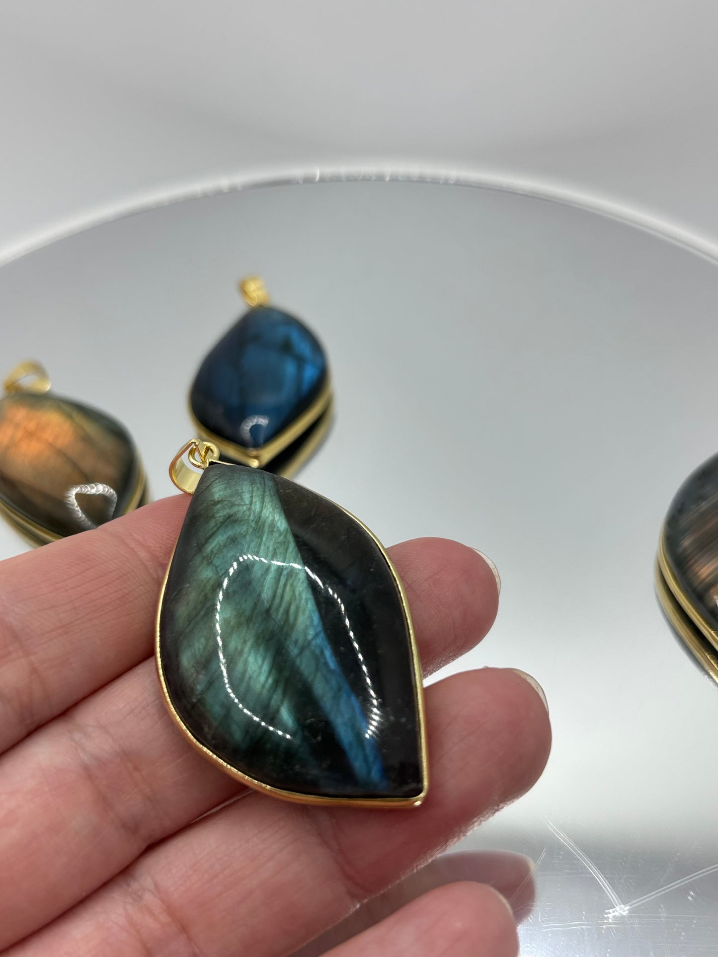 Flashy labradorite pendant necklace