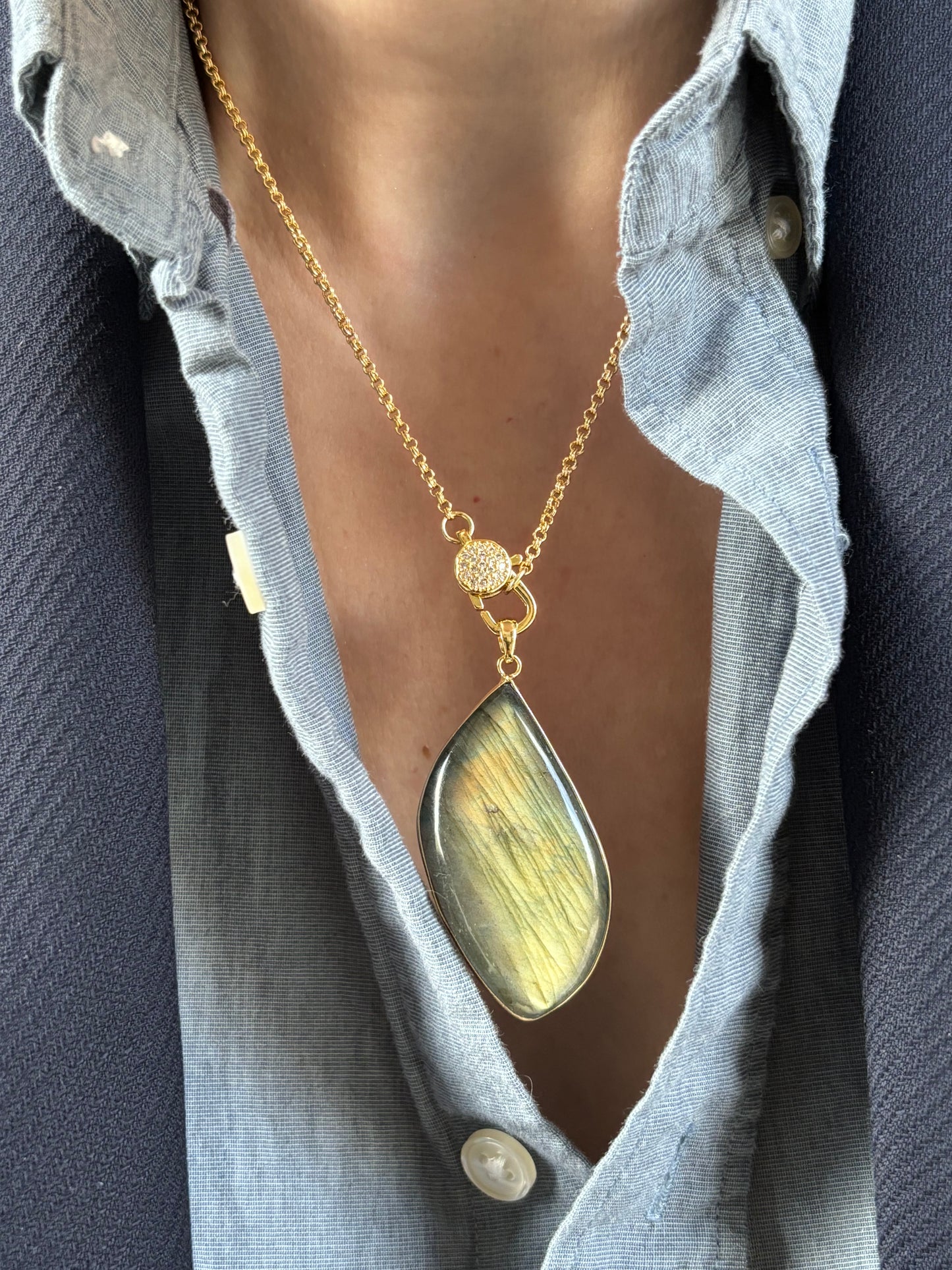 Flashy labradorite pendant necklace