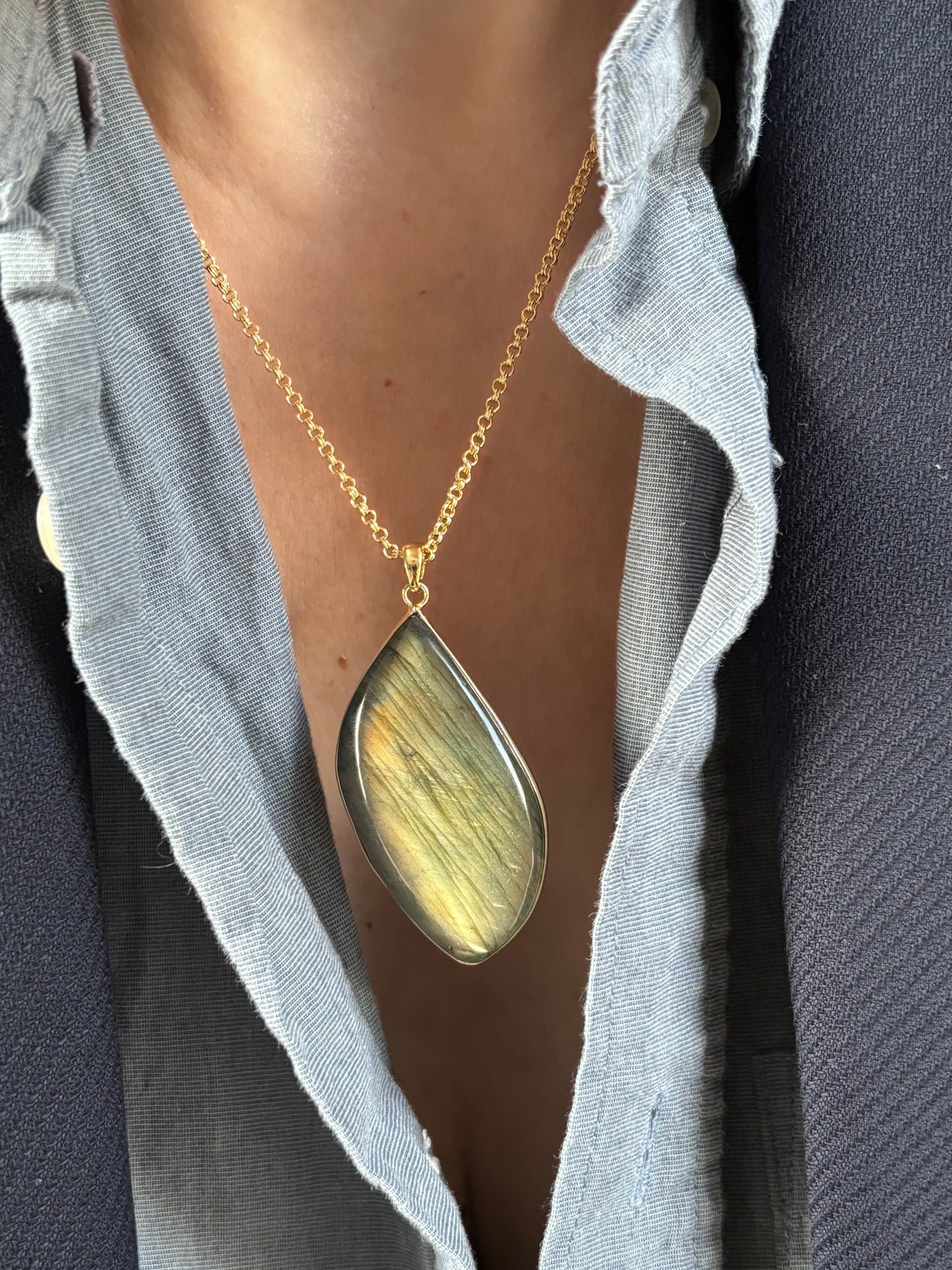 Flashy labradorite pendant necklace