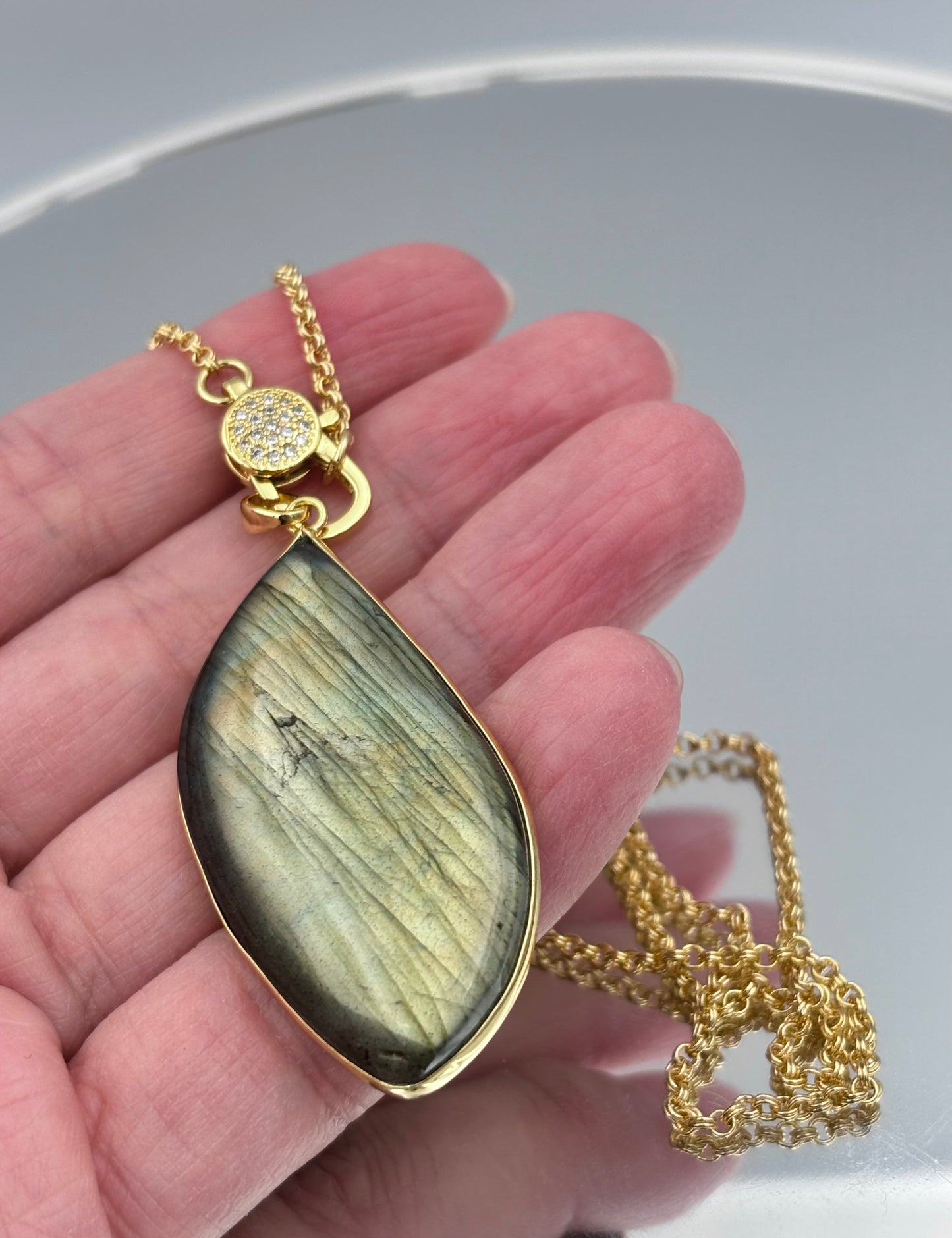 Flashy labradorite pendant necklace