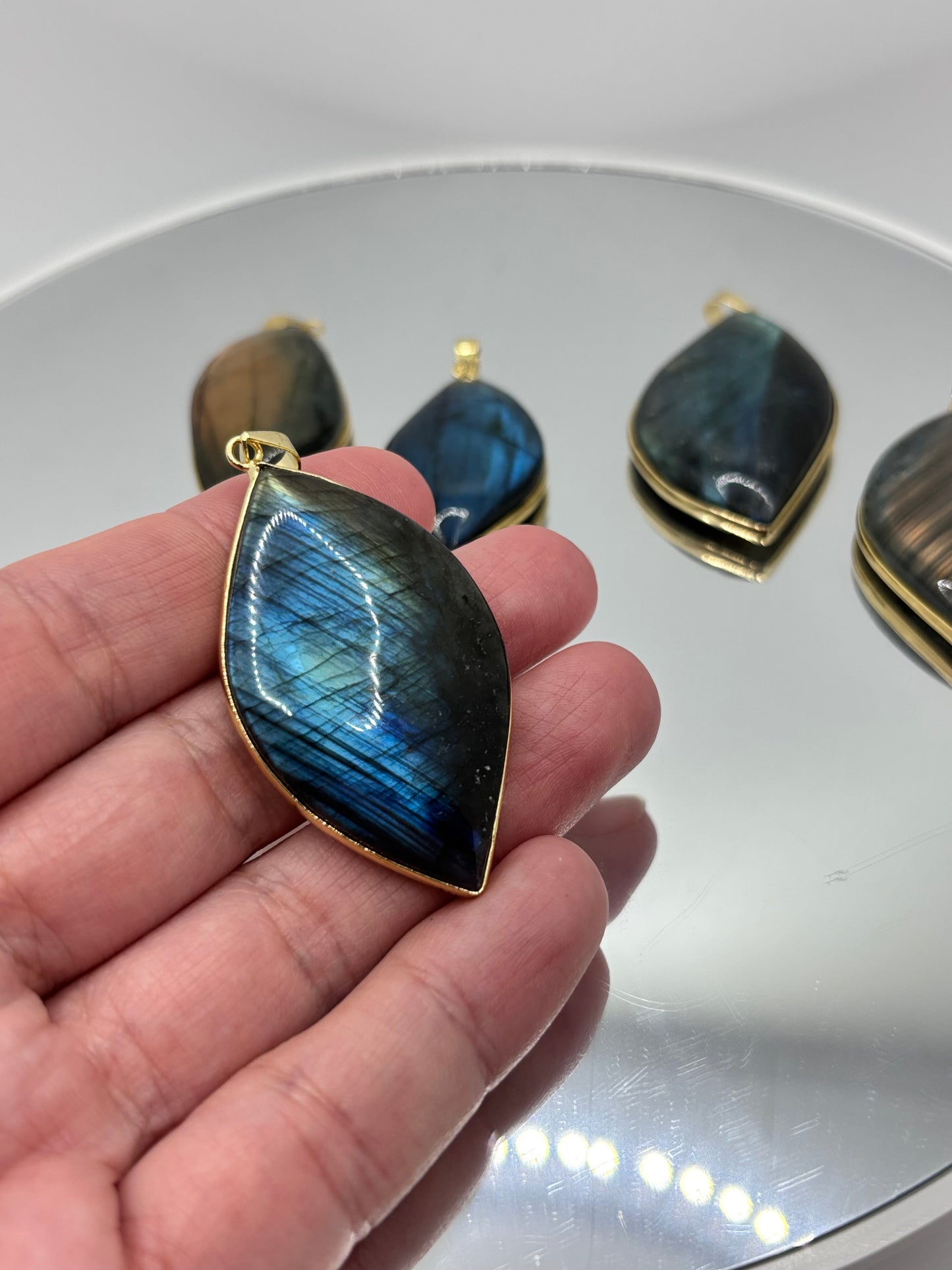 Flashy labradorite pendant necklace