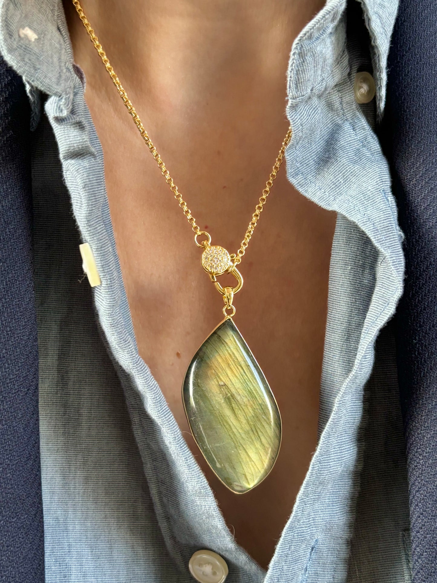 Flashy labradorite pendant necklace