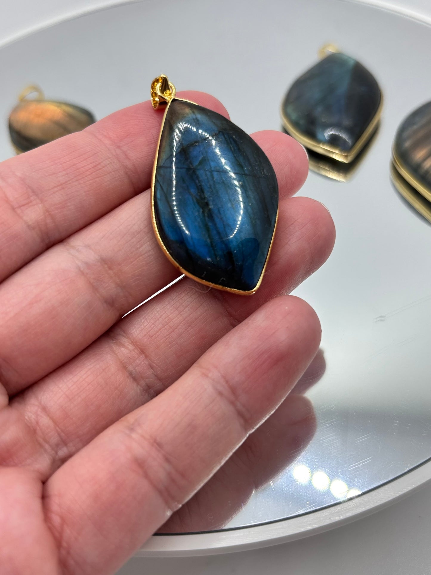 Flashy labradorite pendant necklace